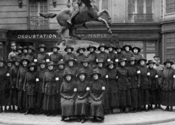 33 Hello Girls in Paris, 1918.