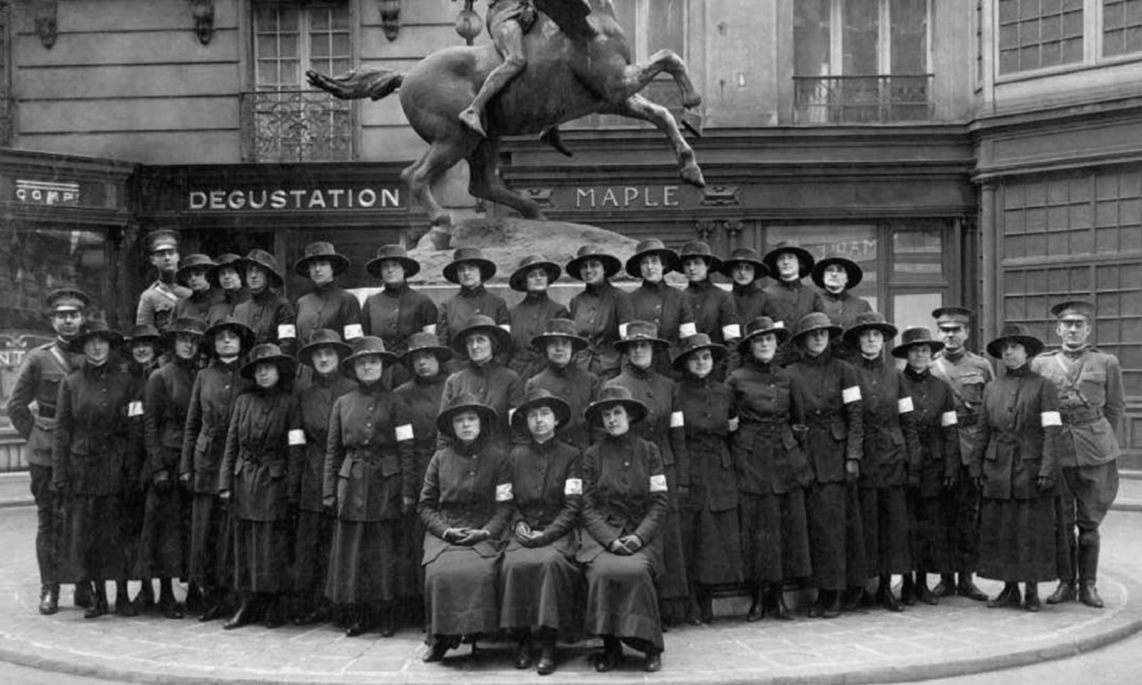33 Hello Girls in Paris, 1918.